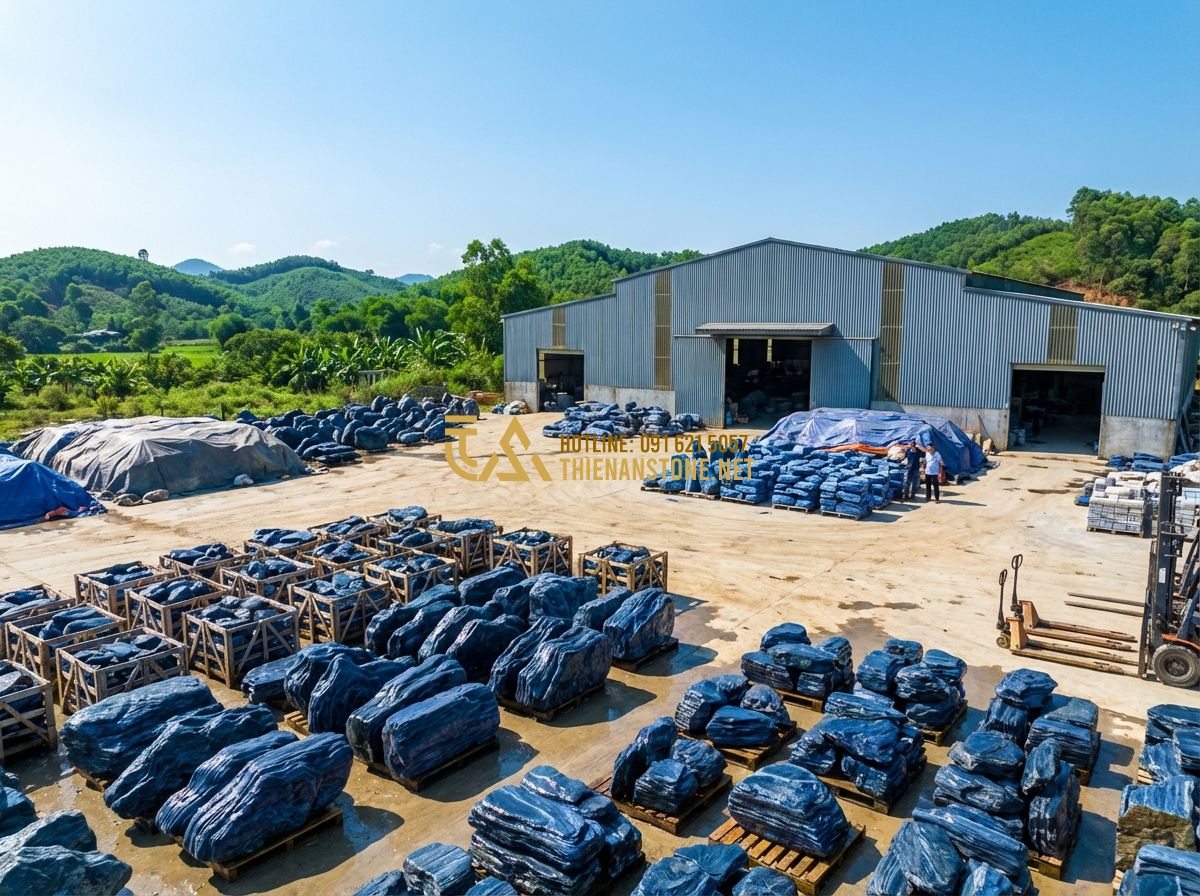 Giá Đá Xanh Nhật Bản 2024: Bảng Báo Giá Chi Tiết Từ A-Z & Nơi Mua Uy Tín - Tạo ảnh tiếng Anh: A wide panoramic shot of the Thien An Stone workshop warehous