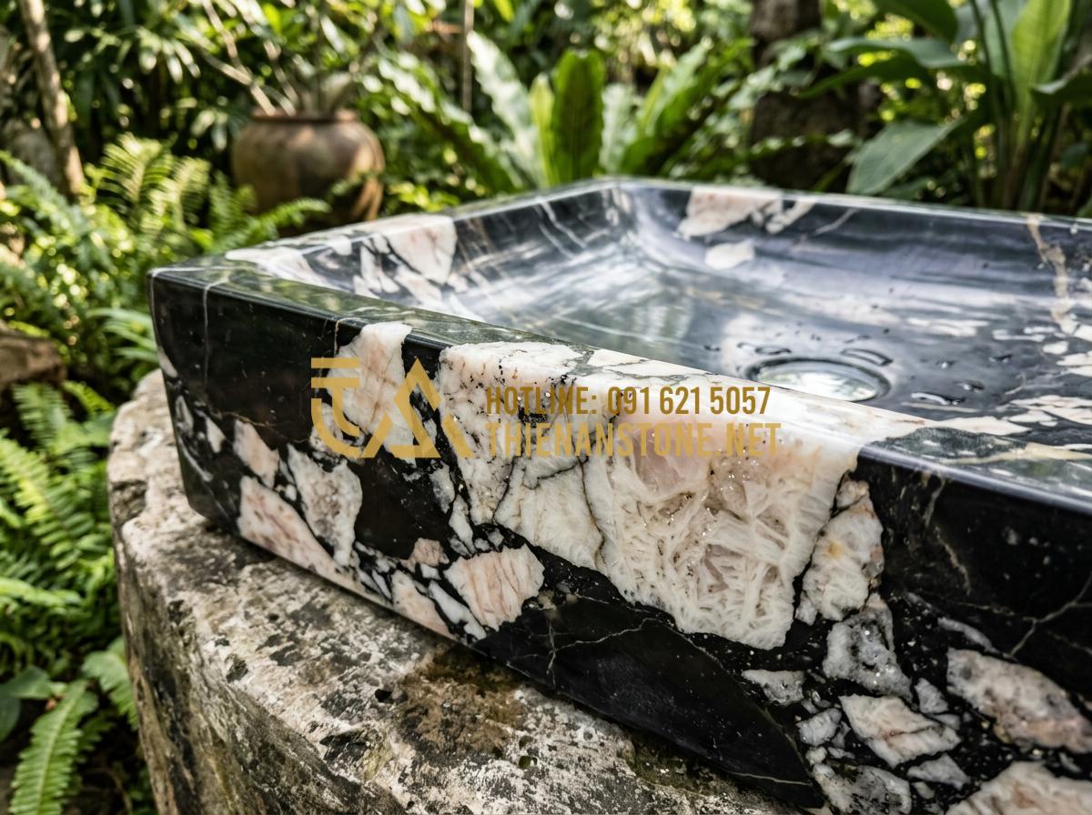 Giếng đá trắng muối: Vẻ đẹp tinh khôi cho không gian sân vườn hiện đại - Hình 3 Giếng đá trắng muối: Vẻ đẹp tinh khôi cho không gian sân vườn hiện đại - Tạo ảnh tiếng Anh: A detailed close-up shot of a white salt marble texture on a
