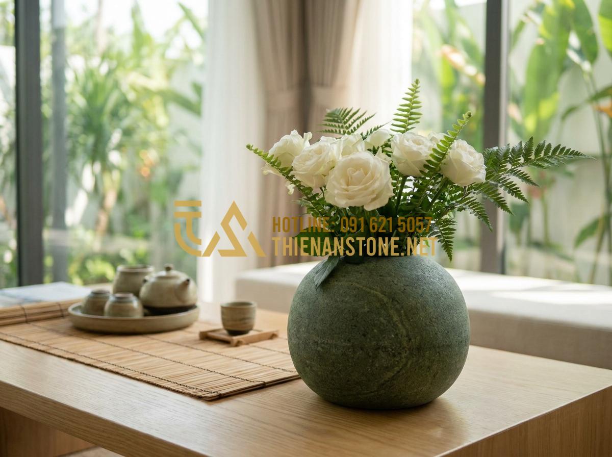 Gợi Ý 7 Cách Cắm Hoa Độc Đáo Với Bình Hoa Đá Cuội Khiến Không Gian Bừng Sáng - Hình 1 Gợi Ý 7 Cách Cắm Hoa Độc Đáo Với Bình Hoa Đá Cuội Khiến Không Gian Bừng Sáng - Beautiful minimalist pebble stone flower vase with fresh white roses and green f