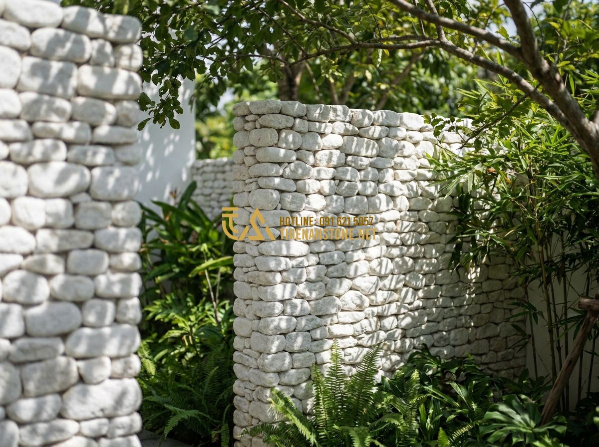 Hàng Rào Đá Cuội - Đá Chẻ - Đá Ong Tự Nhiên: Đặc Điểm, Ứng Dụng & So Sánh Chi Tiết - Hình 1 Hàng Rào Đá Cuội - Đá Chẻ - Đá Ong Tự Nhiên: Đặc Điểm, Ứng Dụng & So Sánh Chi Tiết - Tạo ảnh tiếng Anh: A high-quality professional photograph of a beautiful rustic