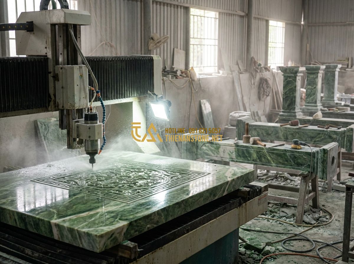 Hàng Rào Đá Lăng Mộ Đẹp: Mẫu Tường Rào Lăng Mộ Đá Mỹ Nghệ Chuẩn Phong Thủy 2026 - Hình 7 Hàng Rào Đá Lăng Mộ Đẹp: Mẫu Tường Rào Lăng Mộ Đá Mỹ Nghệ Chuẩn Phong Thủy 2026 - Tạo ảnh tiếng Anh: Inside a busy stone carving workshop, a large CNC stone cutti