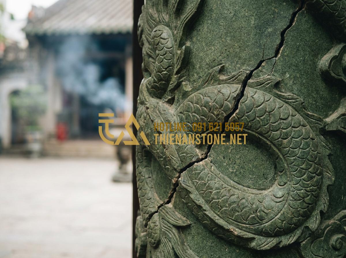 Hỏi Đáp: Vỡ Chiếu Rồng Đá Có Sao Không? Cách Hóa Giải Theo Phong Thủy - Tạo ảnh tiếng Anh: A close-up photo of a cracked stone dragon relief at a temple