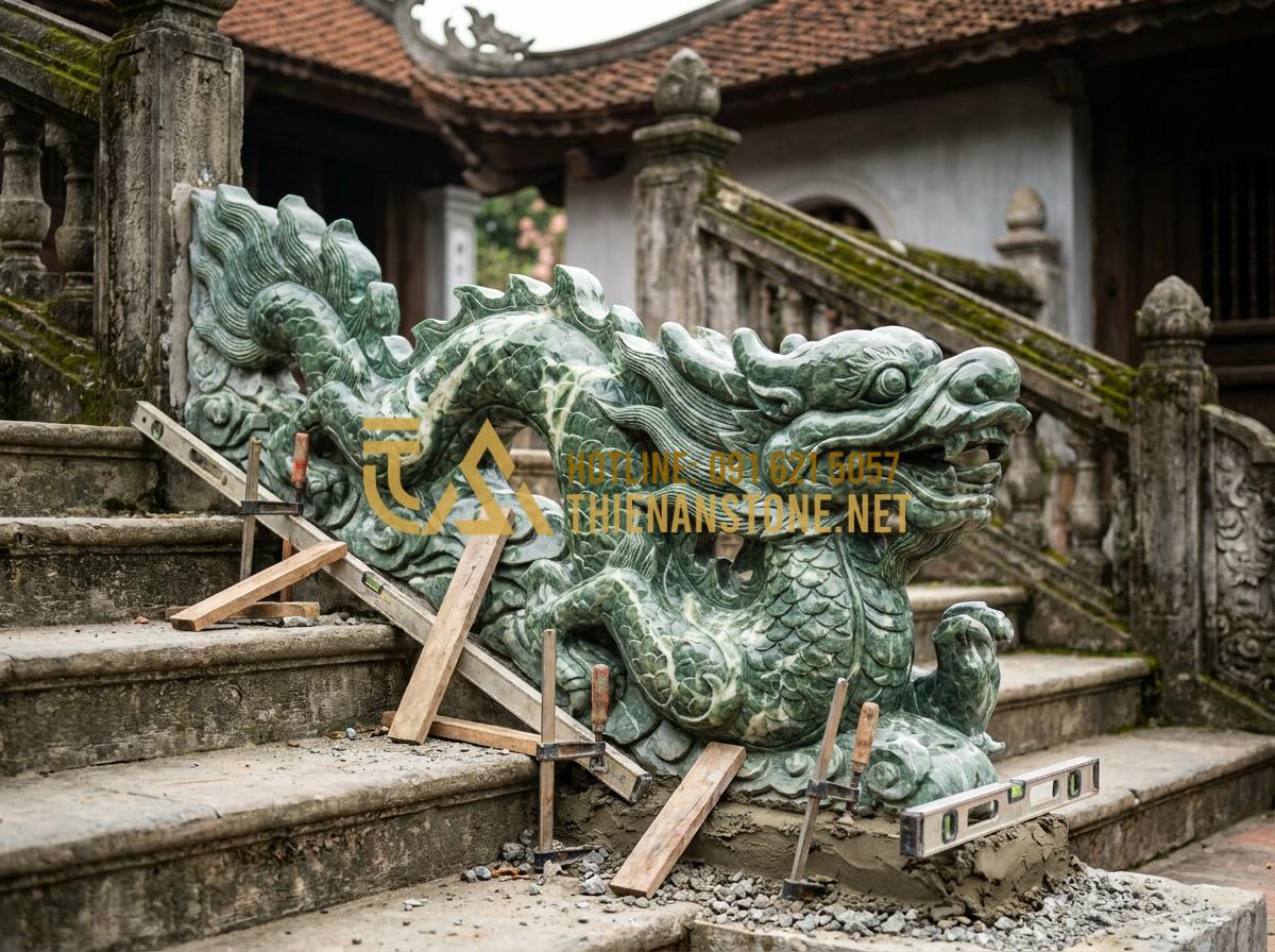 Hỏi Đáp: Vỡ Chiếu Rồng Đá Có Sao Không? Cách Hóa Giải Theo Phong Thủy - Tạo ảnh tiếng Anh: Construction workers carefully installing a large stone drago