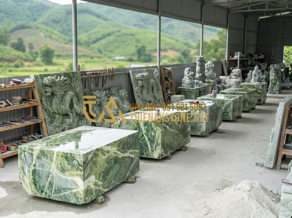 Hỏi Đáp: Vỡ Chiếu Rồng Đá Có Sao Không? Cách Hóa Giải Theo Phong Thủy - Tạo ảnh tiếng Anh: A panoramic view of the Xưởng Đá Mỹ Nghệ Thiên An workshop in