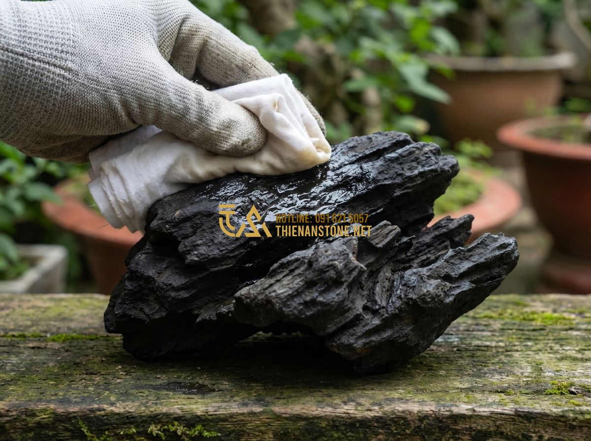 Hướng Dẫn Bảo Quản Đá Lũa Đen Đúng Cách Để Luôn Bền Màu Theo Thời Gian - Tạo ảnh tiếng Anh: [A hand wearing a glove applying clear oil to a dark black dr