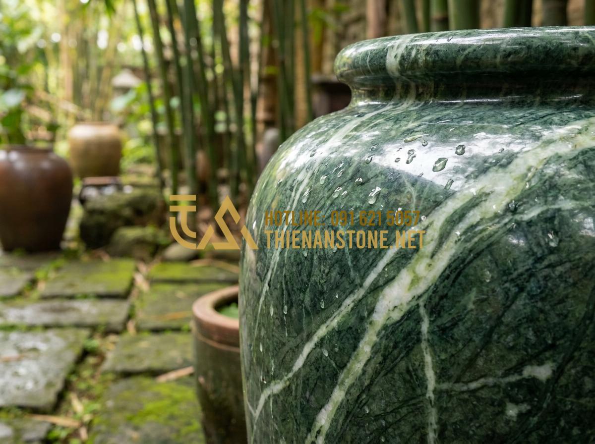 Hướng dẫn cách làm lu nước phong thủy tuần hoàn cho sân vườn cực đơn giản - Hình 2 Hướng dẫn cách làm lu nước phong thủy tuần hoàn cho sân vườn cực đơn giản - Tạo ảnh tiếng Anh: Close-up of a hand-carved basalt water jar, showing natural s