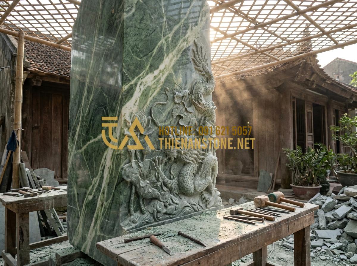 Hướng Dẫn Cách Lập Bàn Thờ Ngoài Trời: Quy Trình Xây Và Sắm Lễ Cúng Đầy Đủ - Hình 3 Hướng Dẫn Cách Lập Bàn Thờ Ngoài Trời: Quy Trình Xây Và Sắm Lễ Cúng Đầy Đủ - Tạo ảnh tiếng Anh: [Craftsmen at Thien An Stone workshop carving intricate drago