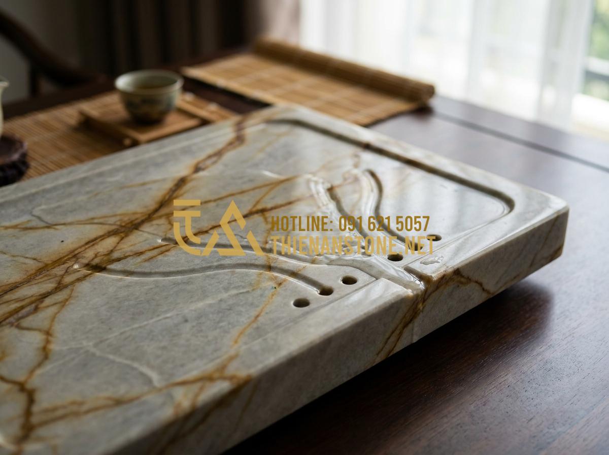 Hướng Dẫn Cách Lắp Đặt Và Xử Lý Khay Trà Đá Thoát Nước Luôn Khô Thoáng - Close-up view of a natural pebble stone tea tray with visible drainage holes and