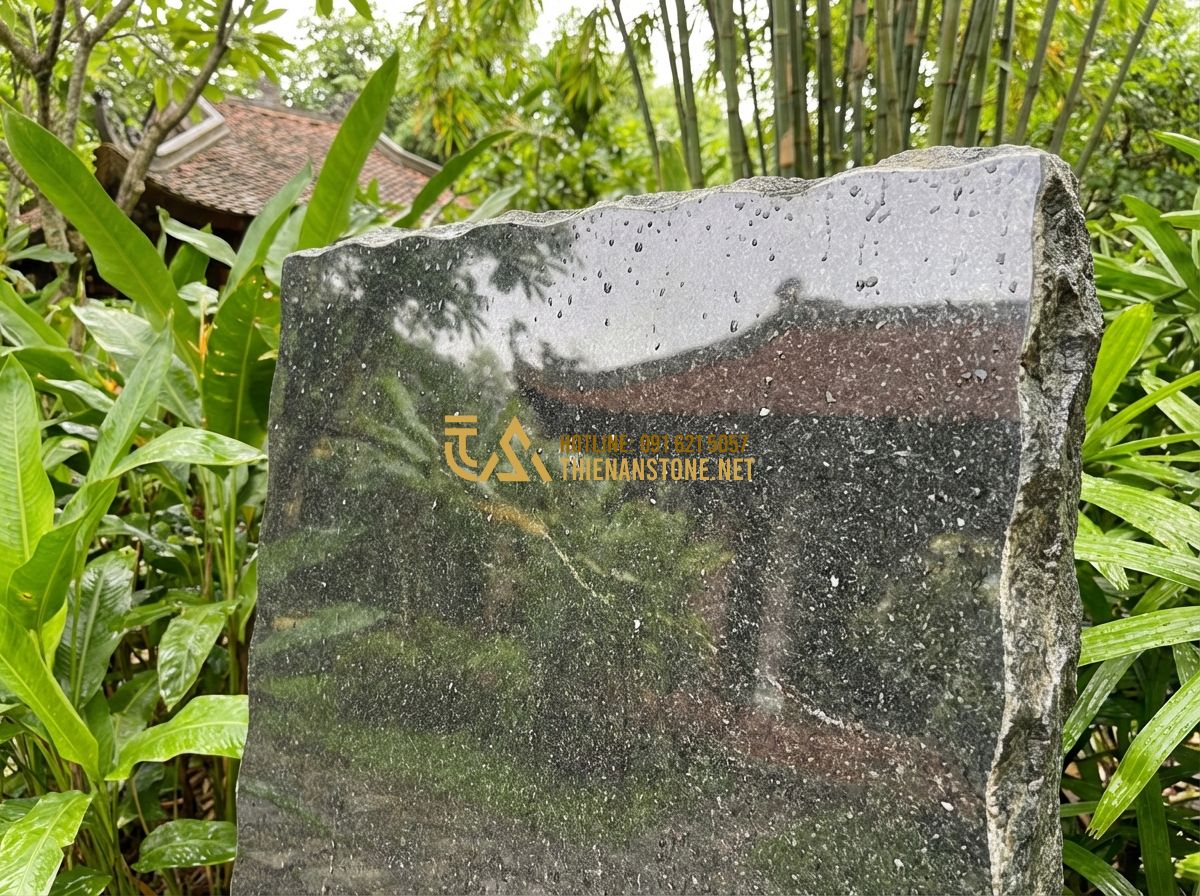 Hướng Dẫn Chọn Bảng Hiệu Đá Tự Nhiên Đẹp Và Phù Hợp Với Ngân Sách Doanh Nghiệp - Tạo ảnh tiếng Anh: Close-up of a dark granite stone sign with gold engraved lett