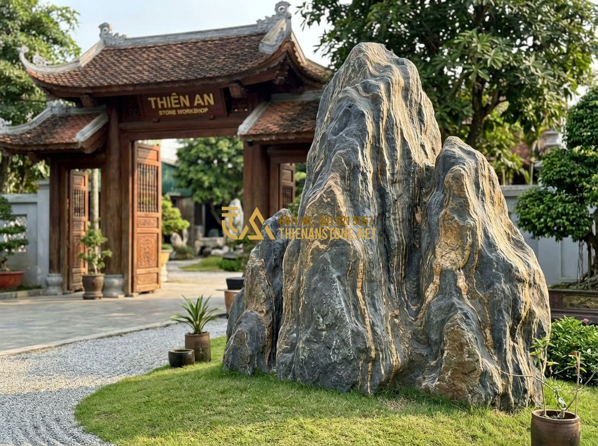 Hướng Dẫn Chọn Đá Cảnh Tự Nhiên Đẹp Cho Sân Vườn: Từ Người Mới Đến Chuyên Gia - Hình 6 Hướng Dẫn Chọn Đá Cảnh Tự Nhiên Đẹp Cho Sân Vườn: Từ Người Mới Đến Chuyên Gia - Tạo ảnh tiếng Anh: The entrance of "Thien An Stone Workshop" in Phu Tho, Vietnam
