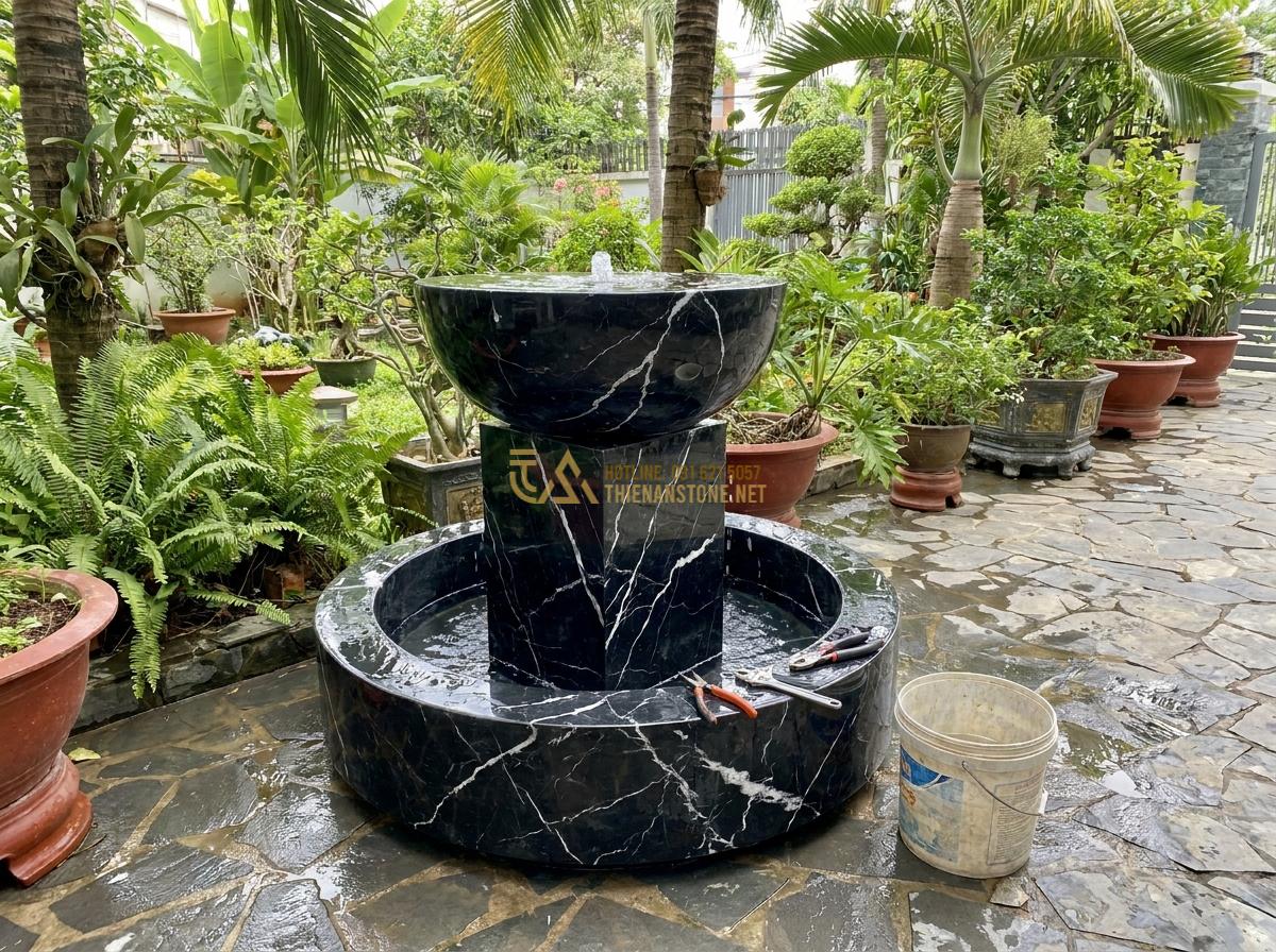 Hướng Dẫn Lắp Đặt Đài Phun Nước Bằng Đá Sân Vườn Đơn Giản Tại Nhà - Finished simple stone water fountain being installed by hands in a home garden,