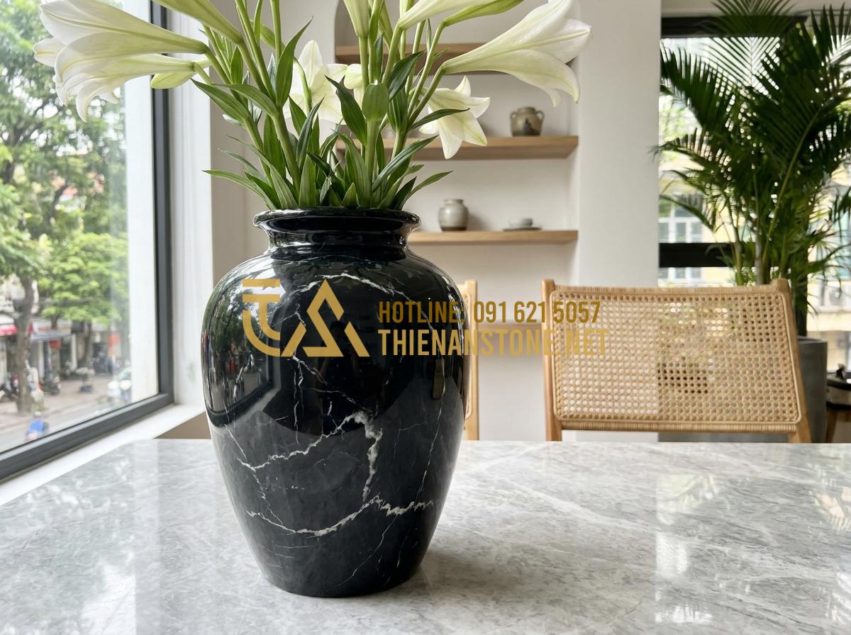 Hướng Dẫn Vệ Sinh Và Bảo Quản Lọ Hoa Đá Luôn Sáng Bóng Như Mới Tại Nhà - Close-up of a polished natural stone flower vase with fresh white lilies placed
