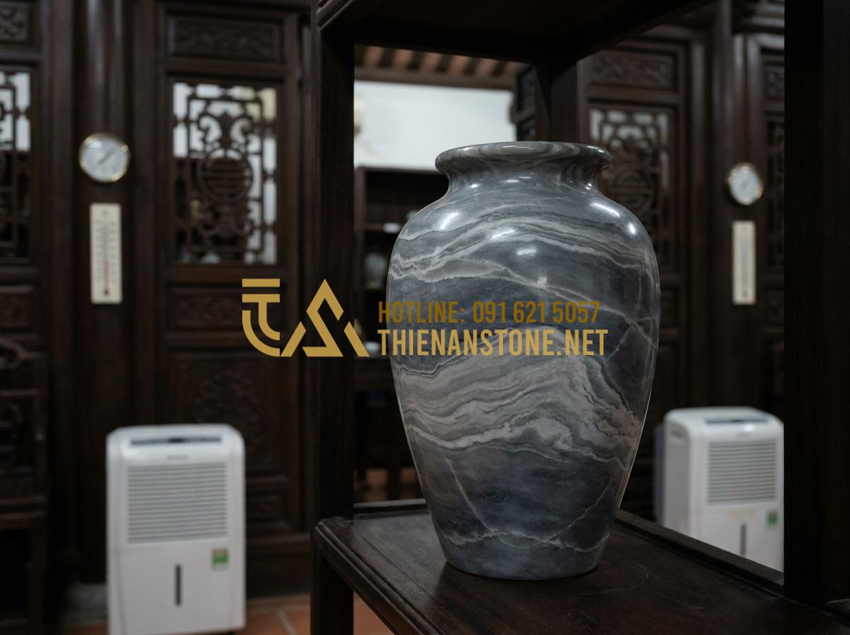 Hướng Dẫn Vệ Sinh Và Bảo Quản Lọ Hoa Đá Luôn Sáng Bóng Như Mới Tại Nhà - Stone flower vase properly stored in a climate-controlled indoor environment wit