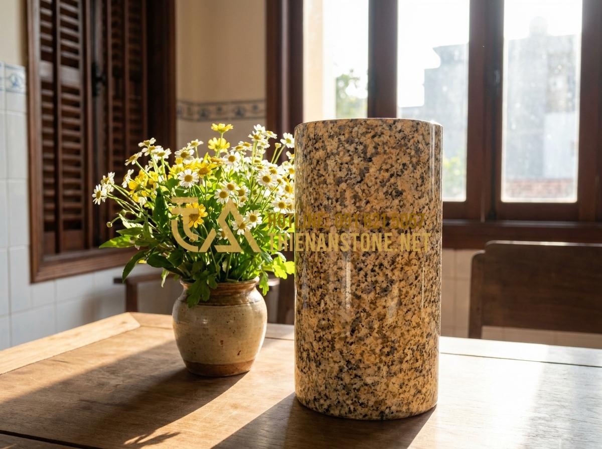 Hướng Dẫn Vệ Sinh Và Bảo Quản Lọ Hoa Đá Luôn Sáng Bóng Như Mới Tại Nhà - Shiny clean stone flower vase after daily maintenance routine placed next to fre