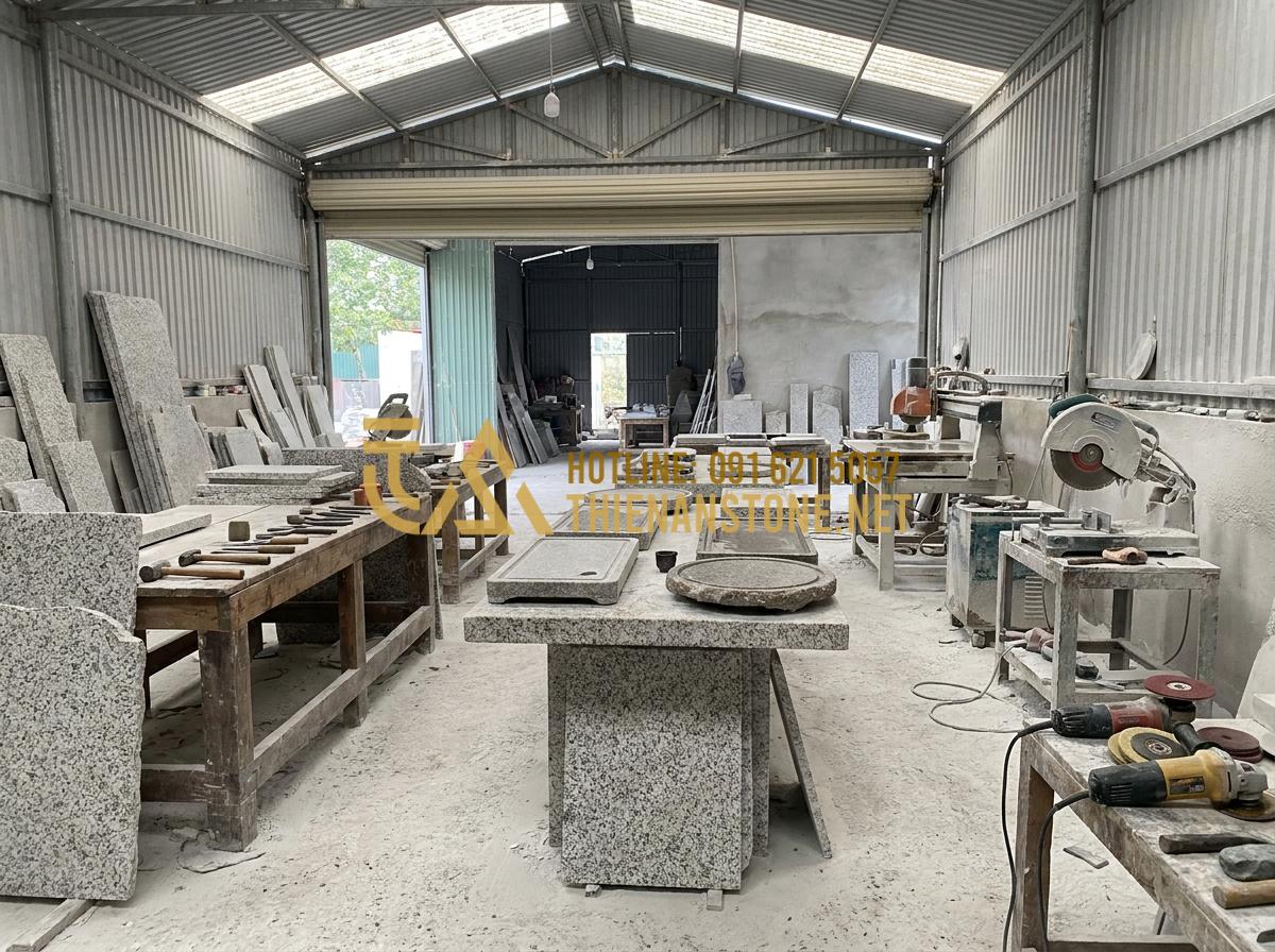 Khay Trà Đá Hoa Cương (Granite): Sự Lựa Chọn Vĩnh Cửu Cho Mọi Không Gian - Hình 19 Khay Trà Đá Hoa Cương (Granite): Sự Lựa Chọn Vĩnh Cửu Cho Mọi Không Gian - Professional stone workshop of Da Canh Thien An with artisans crafting granite t