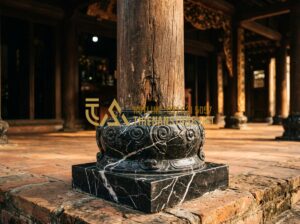 Kỹ thuật kê chân cột đá nhà gỗ chuẩn xác: Bí quyết chống lún sụt và mối mọt - Tạo ảnh tiếng Anh: A professional close-up shot of an ancient Vietnamese wooden