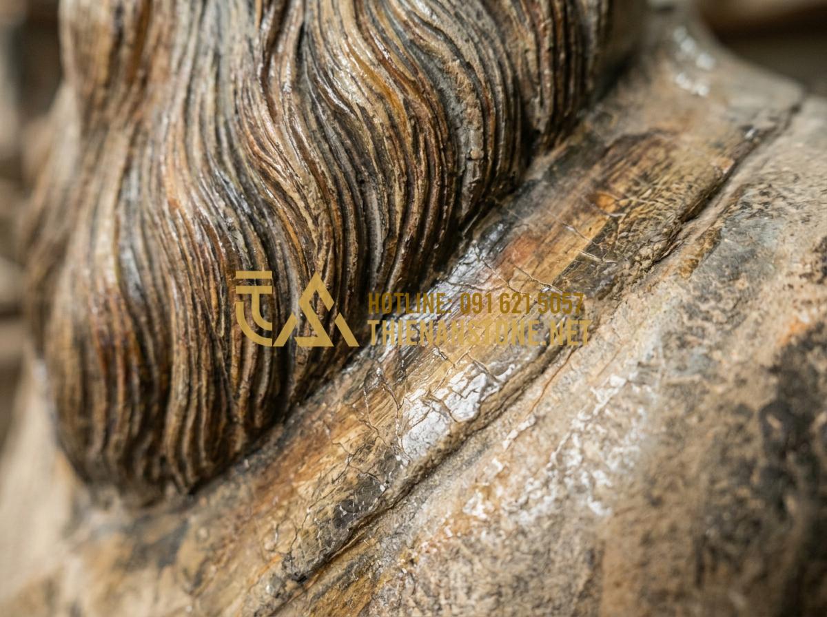 Kỹ thuật vẽ tranh 3D trên đá cuội: Bí quyết tạo chiều sâu cho tác phẩm - Tạo ảnh tiếng Anh: Macro photograph showing the layers of paint on a stone portr