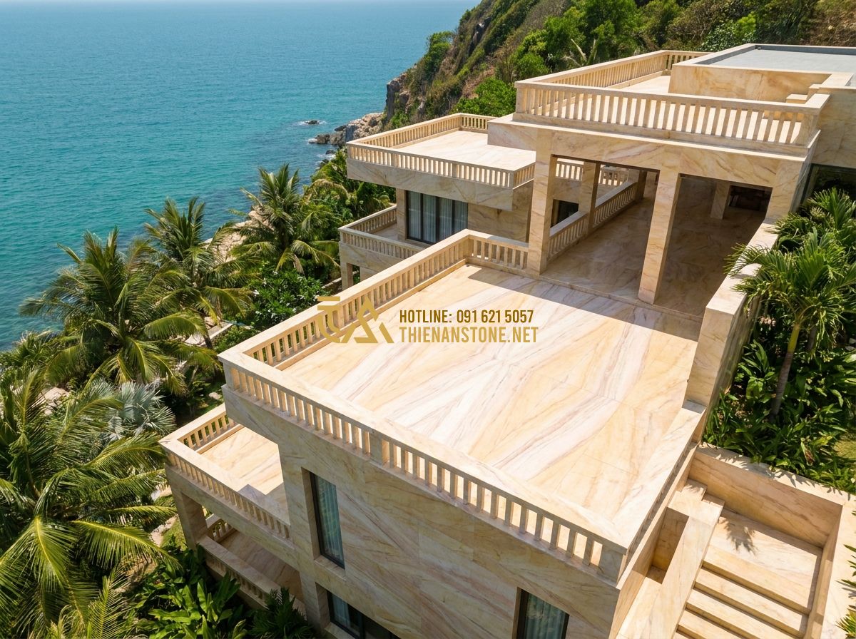 Lan Can Đá Trắng Tự Nhiên: Ưu Điểm & Mẫu Lan Can Đá Trắng Sang Trọng - Hình 11 Lan Can Đá Trắng Tự Nhiên: Ưu Điểm & Mẫu Lan Can Đá Trắng Sang Trọng - High-angle photo of a modern coastal villa with white stone railings, looking ou