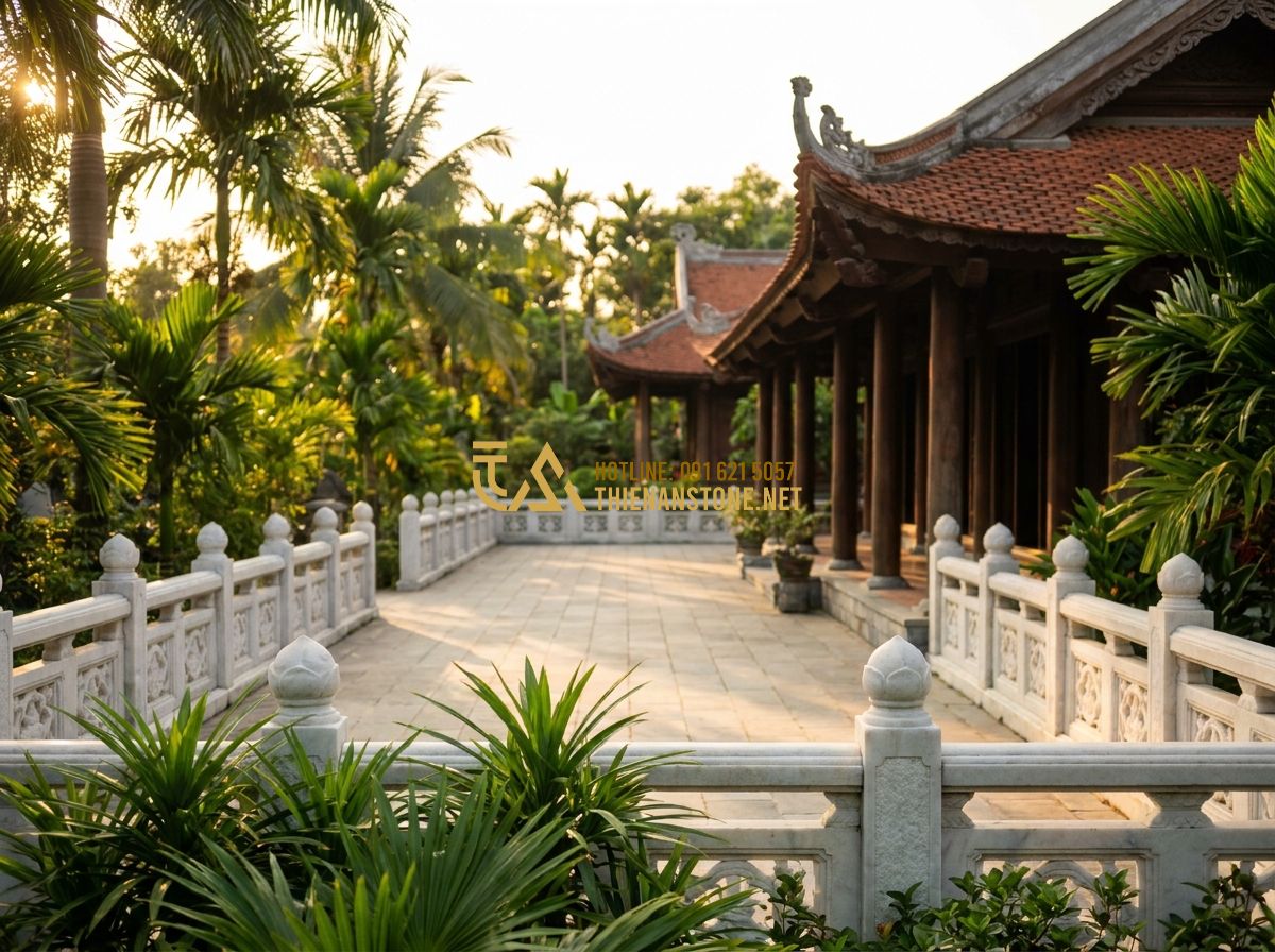Lan Can Đá Trắng Tự Nhiên: Ưu Điểm & Mẫu Lan Can Đá Trắng Sang Trọng - Hình 4 Lan Can Đá Trắng Tự Nhiên: Ưu Điểm & Mẫu Lan Can Đá Trắng Sang Trọng - A wide landscape photo of a traditional Vietnamese villa with a long courtyard p