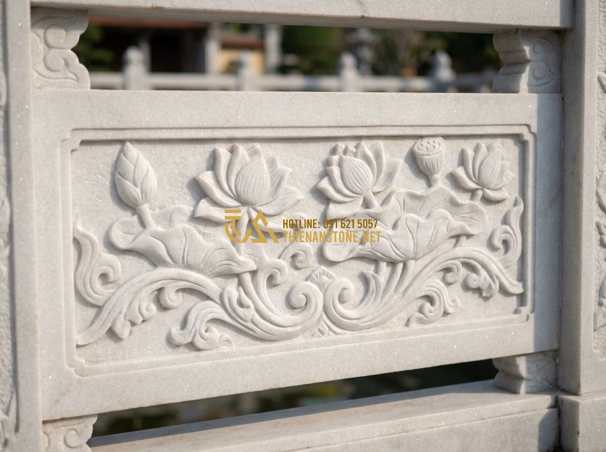 Lan Can Đá Trắng Tự Nhiên: Ưu Điểm & Mẫu Lan Can Đá Trắng Sang Trọng - Hình 6 Lan Can Đá Trắng Tự Nhiên: Ưu Điểm & Mẫu Lan Can Đá Trắng Sang Trọng - Close-up of a white stone balustrade panel featuring a meticulously hand-carved