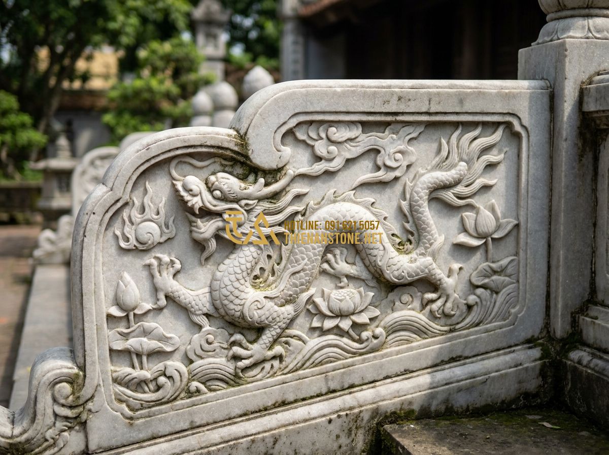 Lan Can Đá Trắng Tự Nhiên: Ưu Điểm & Mẫu Lan Can Đá Trắng Sang Trọng - Hình 8 Lan Can Đá Trắng Tự Nhiên: Ưu Điểm & Mẫu Lan Can Đá Trắng Sang Trọng - Intricate stone carving of a dragon on a white marble railing panel, traditional