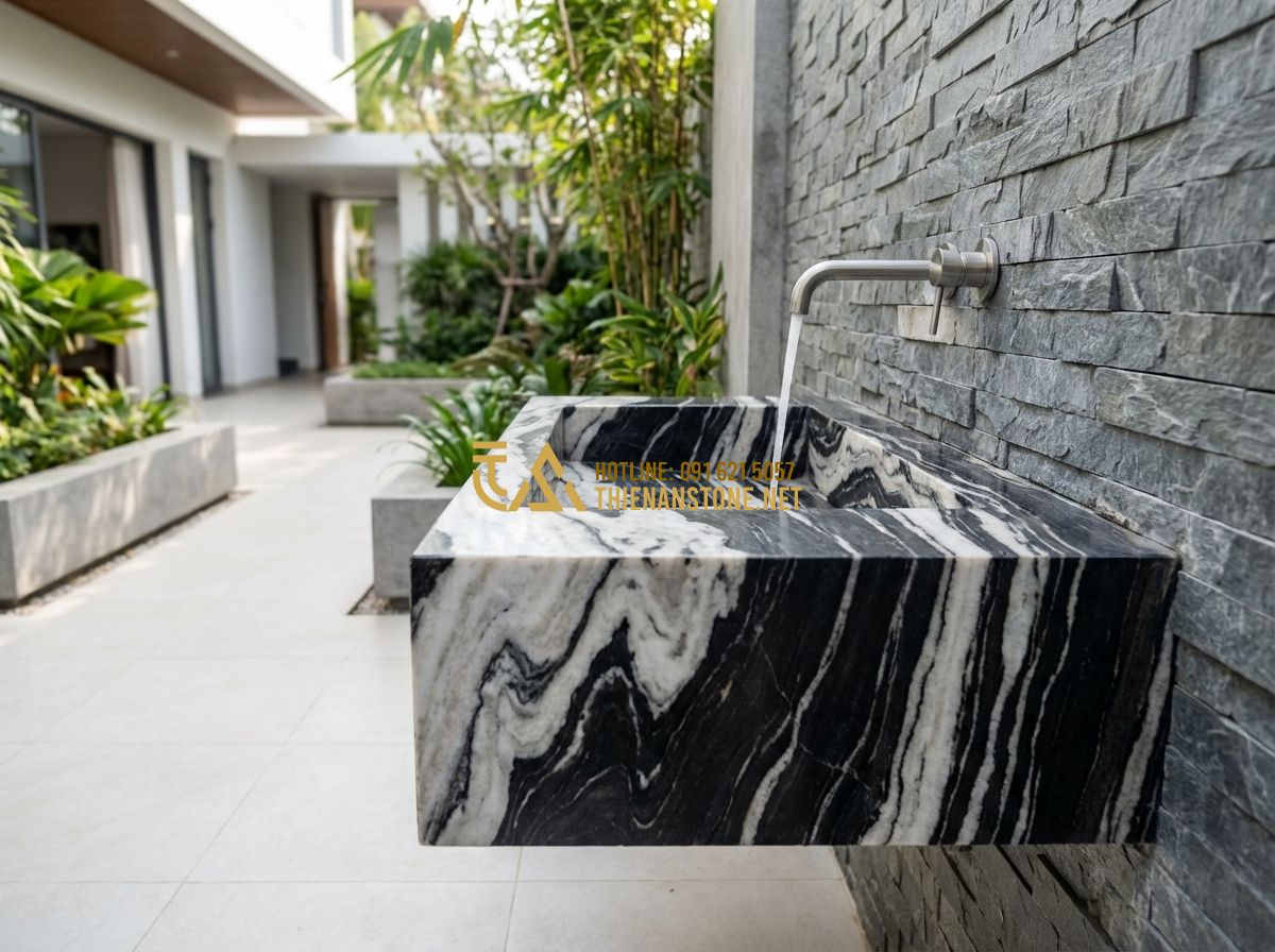 Lavabo Đá Ngoài Trời & Lavabo Đá Tự Nhiên Cho Khu Vườn, Ban Công Đẹp Nhất - A high-end luxury villa courtyard with a focus on a large, custom-carved natural