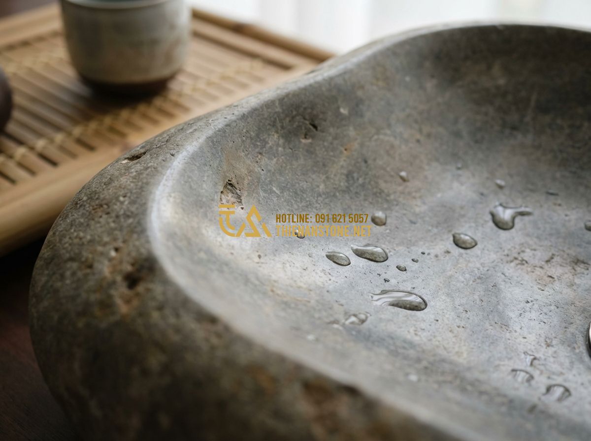 Lavabo Đá Tự Nhiên Âm Bàn Đá Hay Đặt Bàn Đá: Loại Nào Phù Hợp Với Không Gian Của Bạn? - Tạo ảnh tiếng Anh: A close-up shot showing the detailed texture of black Galaxy