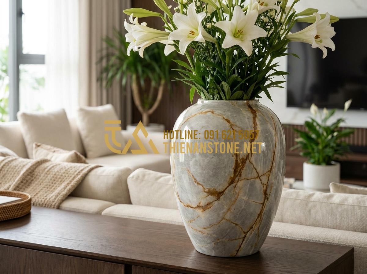 Lọ Hoa Đá Tự Nhiên Là Gì? 5 Lý Do Khiến Bình Hoa Bằng Đá Trở Thành Xu Hướng Decor 2026 - Hình 1 Lọ Hoa Đá Tự Nhiên Là Gì? 5 Lý Do Khiến Bình Hoa Bằng Đá Trở Thành Xu Hướng Decor 2026 - Close-up view of a large natural granite stone flower vase with smooth polished