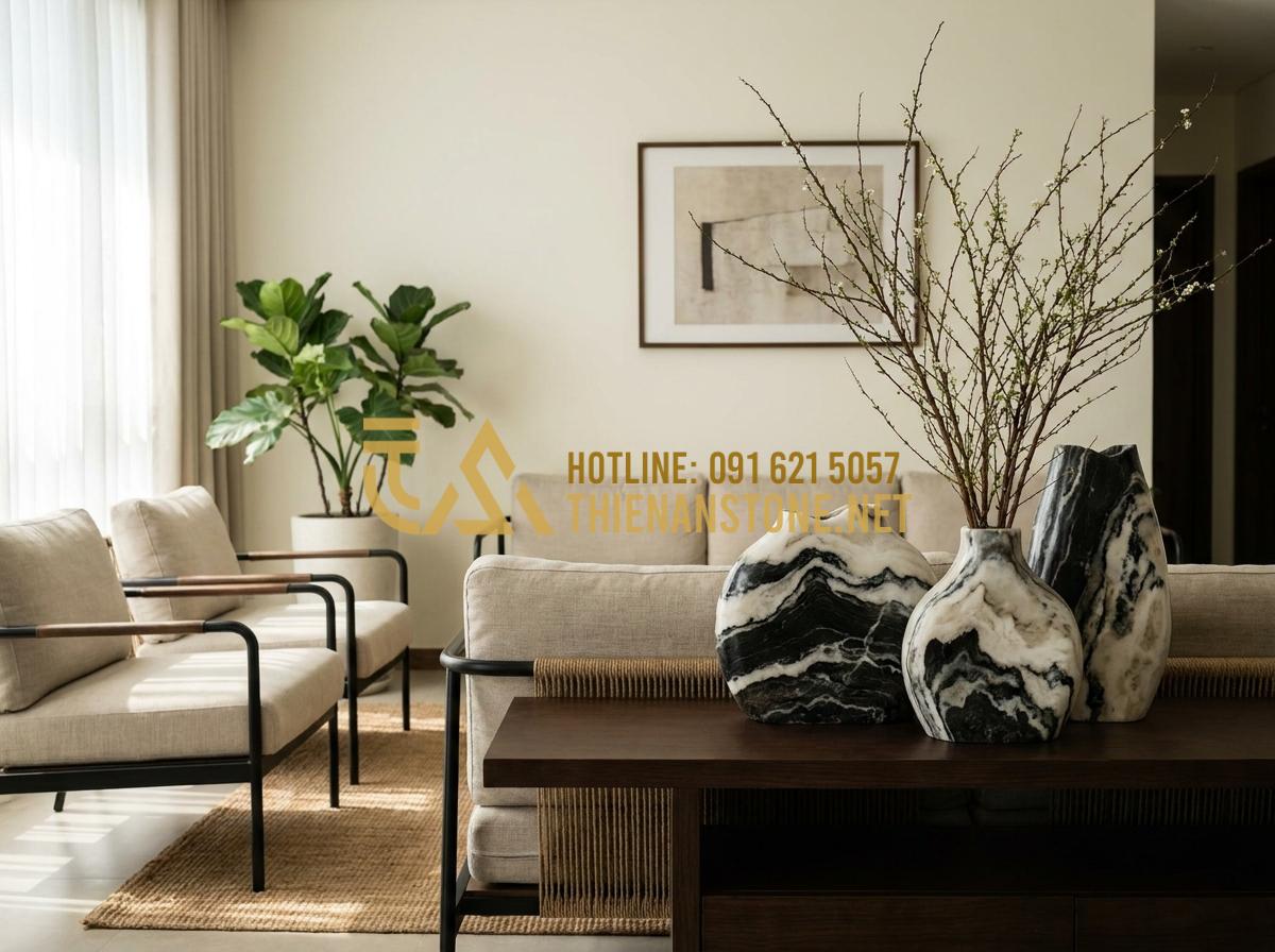 Lọ Hoa Đá Tự Nhiên Là Gì? 5 Lý Do Khiến Bình Hoa Bằng Đá Trở Thành Xu Hướng Decor 2026 - Hình 14 Lọ Hoa Đá Tự Nhiên Là Gì? 5 Lý Do Khiến Bình Hoa Bằng Đá Trở Thành Xu Hướng Decor 2026 - Interior living room decor featuring elegant stone flower vases on console table