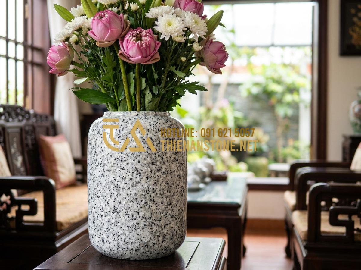 Lọ Hoa Đá Tự Nhiên Là Gì? 5 Lý Do Khiến Bình Hoa Bằng Đá Trở Thành Xu Hướng Decor 2026 - Hình 18 Lọ Hoa Đá Tự Nhiên Là Gì? 5 Lý Do Khiến Bình Hoa Bằng Đá Trở Thành Xu Hướng Decor 2026 - Clean and shiny natural stone flower vase after proper maintenance with fresh fl