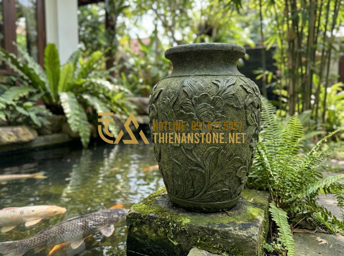 Lọ Hoa Đá Tự Nhiên Là Gì? 5 Lý Do Khiến Bình Hoa Bằng Đá Trở Thành Xu Hướng Decor 2026 - Hình 2 Lọ Hoa Đá Tự Nhiên Là Gì? 5 Lý Do Khiến Bình Hoa Bằng Đá Trở Thành Xu Hướng Decor 2026 - Elegant marble stone flower vase in natural white and gray tones with intricate