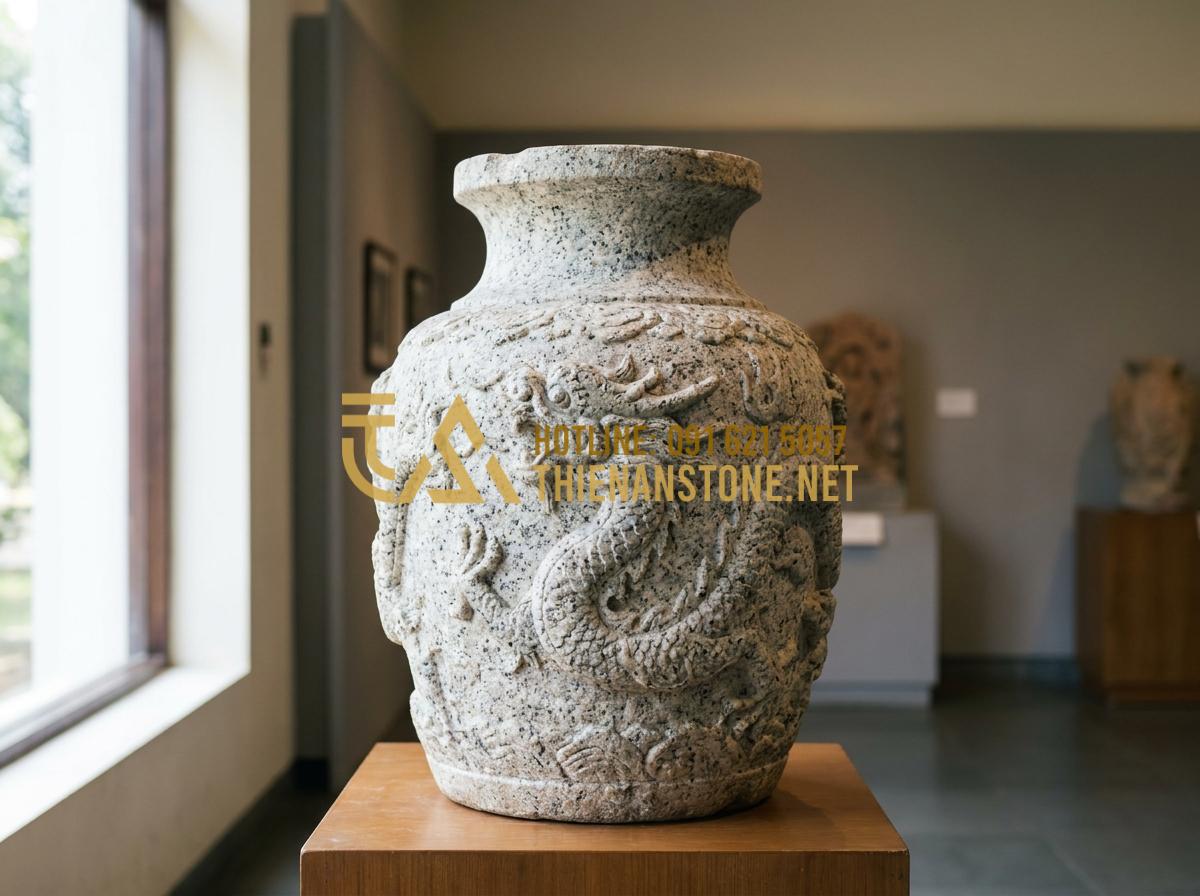 Lọ Hoa Đá Tự Nhiên Là Gì? 5 Lý Do Khiến Bình Hoa Bằng Đá Trở Thành Xu Hướng Decor 2026 - Hình 3 Lọ Hoa Đá Tự Nhiên Là Gì? 5 Lý Do Khiến Bình Hoa Bằng Đá Trở Thành Xu Hướng Decor 2026 - Historical stone flower vase from ancient Vietnamese temple architecture with tr