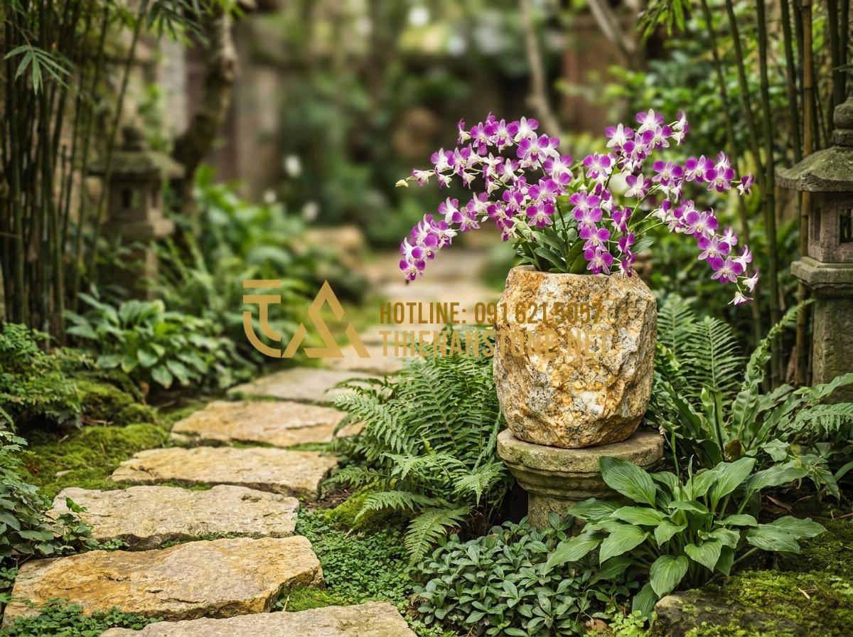 Lọ Hoa Đá Tự Nhiên Là Gì? 5 Lý Do Khiến Bình Hoa Bằng Đá Trở Thành Xu Hướng Decor 2026 - Hình 4 Lọ Hoa Đá Tự Nhiên Là Gì? 5 Lý Do Khiến Bình Hoa Bằng Đá Trở Thành Xu Hướng Decor 2026 - Vintage style natural sandstone flower vase used in traditional Asian garden des