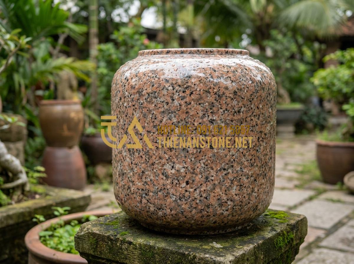 Lọ Hoa Đá Tự Nhiên Là Gì? 5 Lý Do Khiến Bình Hoa Bằng Đá Trở Thành Xu Hướng Decor 2026 - Hình 5 Lọ Hoa Đá Tự Nhiên Là Gì? 5 Lý Do Khiến Bình Hoa Bằng Đá Trở Thành Xu Hướng Decor 2026 - Polished black granite stone flower vase highlighting natural stone texture and