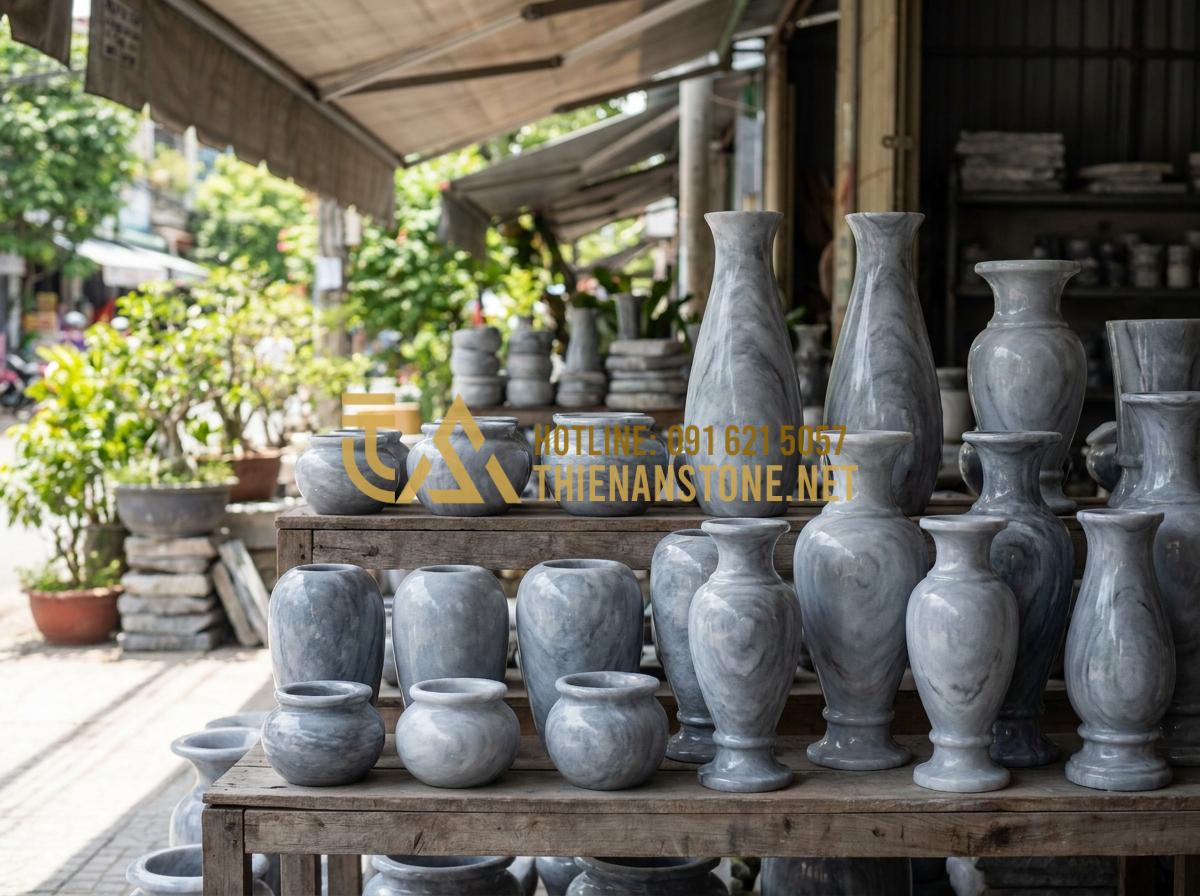 Lọ Hoa Đá Tự Nhiên Là Gì? 5 Lý Do Khiến Bình Hoa Bằng Đá Trở Thành Xu Hướng Decor 2026 - Hình 6 Lọ Hoa Đá Tự Nhiên Là Gì? 5 Lý Do Khiến Bình Hoa Bằng Đá Trở Thành Xu Hướng Decor 2026 - Diverse collection of natural stone flower vases showing different textures, siz