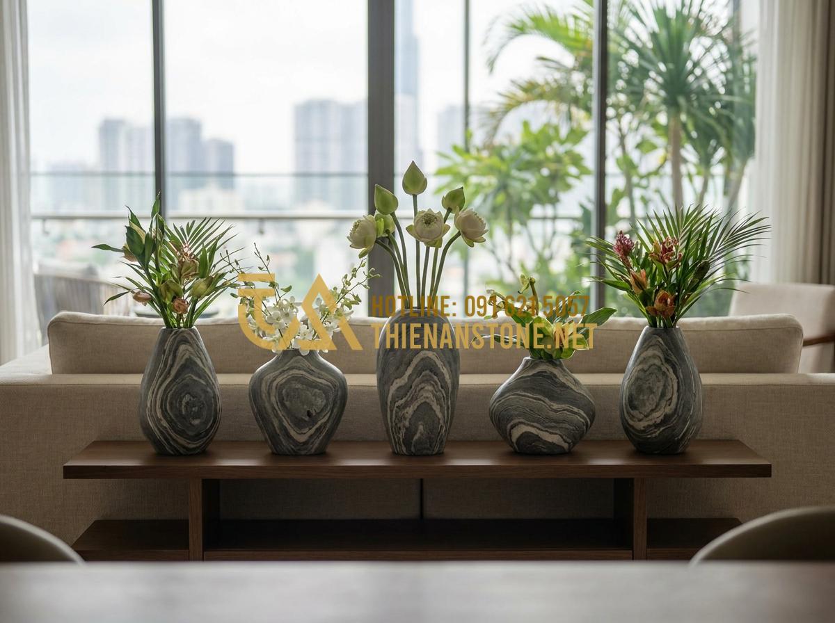 Lọ Hoa Đá Tự Nhiên Là Gì? 5 Lý Do Khiến Bình Hoa Bằng Đá Trở Thành Xu Hướng Decor 2026 - Hình 7 Lọ Hoa Đá Tự Nhiên Là Gì? 5 Lý Do Khiến Bình Hoa Bằng Đá Trở Thành Xu Hướng Decor 2026 - Modern luxury interior with five different natural stone flower vases arranged s