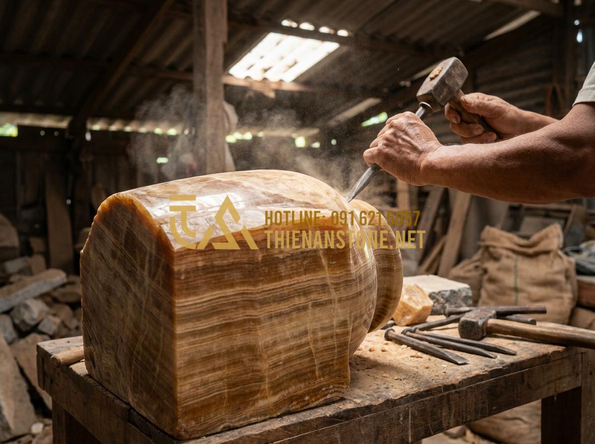 Lu đá tiểu cảnh: Tại sao vại đựng nước bằng đá tự nhiên lại được đại gia săn đón? - Hình 3 Lu đá tiểu cảnh: Tại sao vại đựng nước bằng đá tự nhiên lại được đại gia săn đón? - Tạo ảnh tiếng Anh: A master craftsman at Thien An Stone workshop carefully carvi
