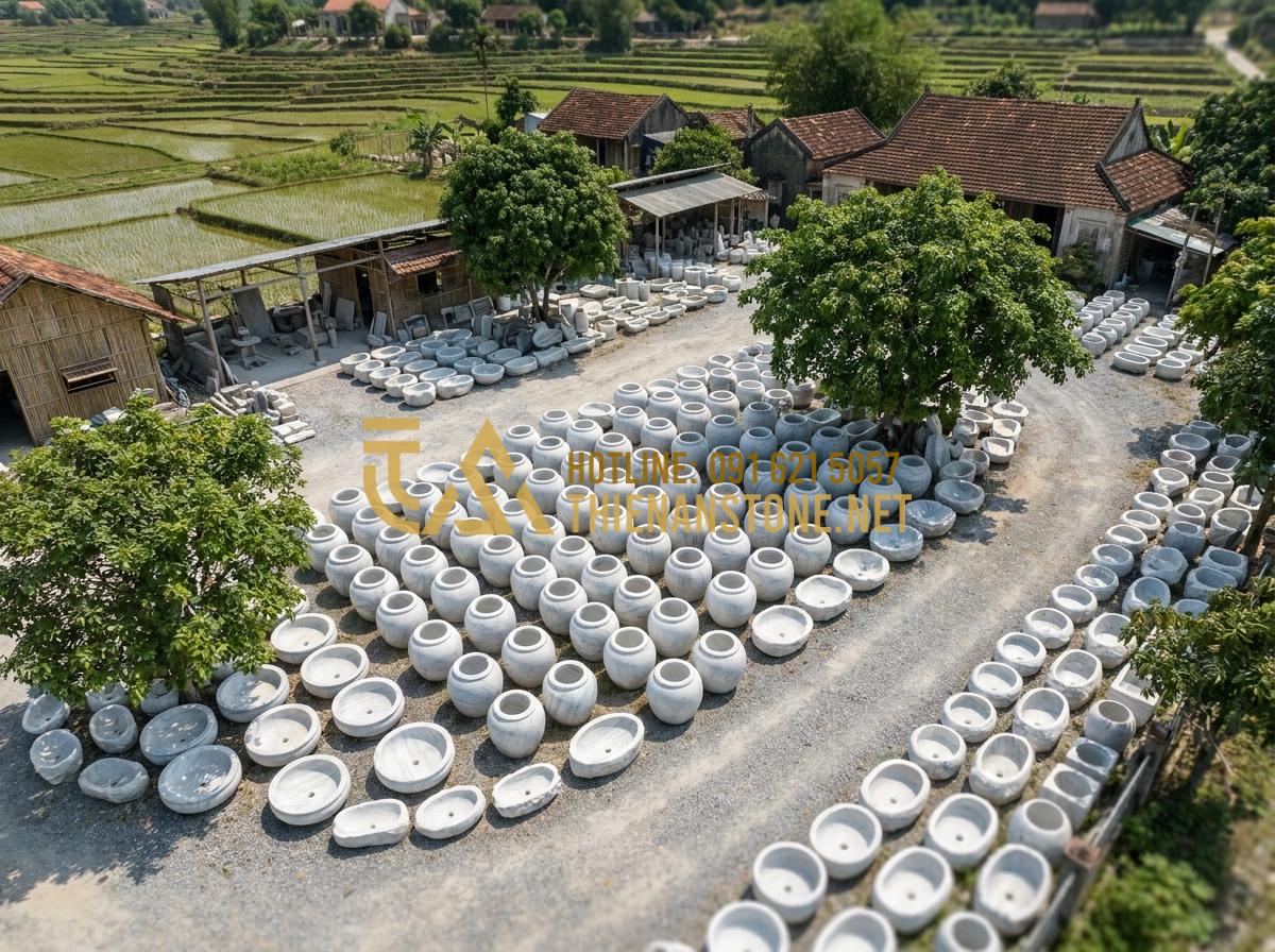 Lu đá tiểu cảnh: Tại sao vại đựng nước bằng đá tự nhiên lại được đại gia săn đón? - Hình 5 Lu đá tiểu cảnh: Tại sao vại đựng nước bằng đá tự nhiên lại được đại gia săn đón? - Tạo ảnh tiếng Anh: An aerial view of a professional stone masonry yard with many