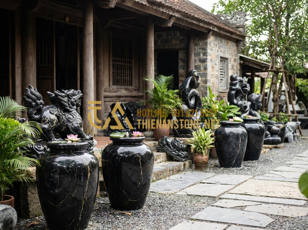 Lu đá tiểu cảnh: Tại sao vại đựng nước bằng đá tự nhiên lại được đại gia săn đón? - Hình 7 Lu đá tiểu cảnh: Tại sao vại đựng nước bằng đá tự nhiên lại được đại gia săn đón? - Tạo ảnh tiếng Anh: A wide panoramic shot of the Thien An Stone workshop exterior