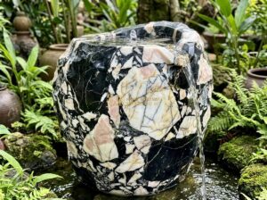 Mua Ang Nước Bằng Đá Tự Nhiên Ở Đâu Uy Tín? Địa Chỉ Chất Lượng Giá Tốt - Close-up view of a large natural granite stone water urn with intricate natural