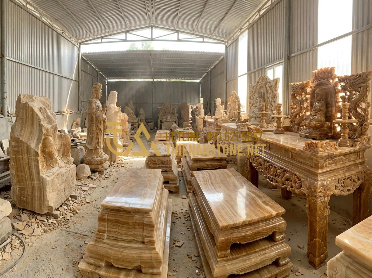 Mua Bàn Thờ Ông Địa Bằng Đá TPHCM: Top 5 Địa Chỉ Uy Tín Và Chất Lượng Nhất - A panoramic view of a professional stone sculpture workshop with various unfinis