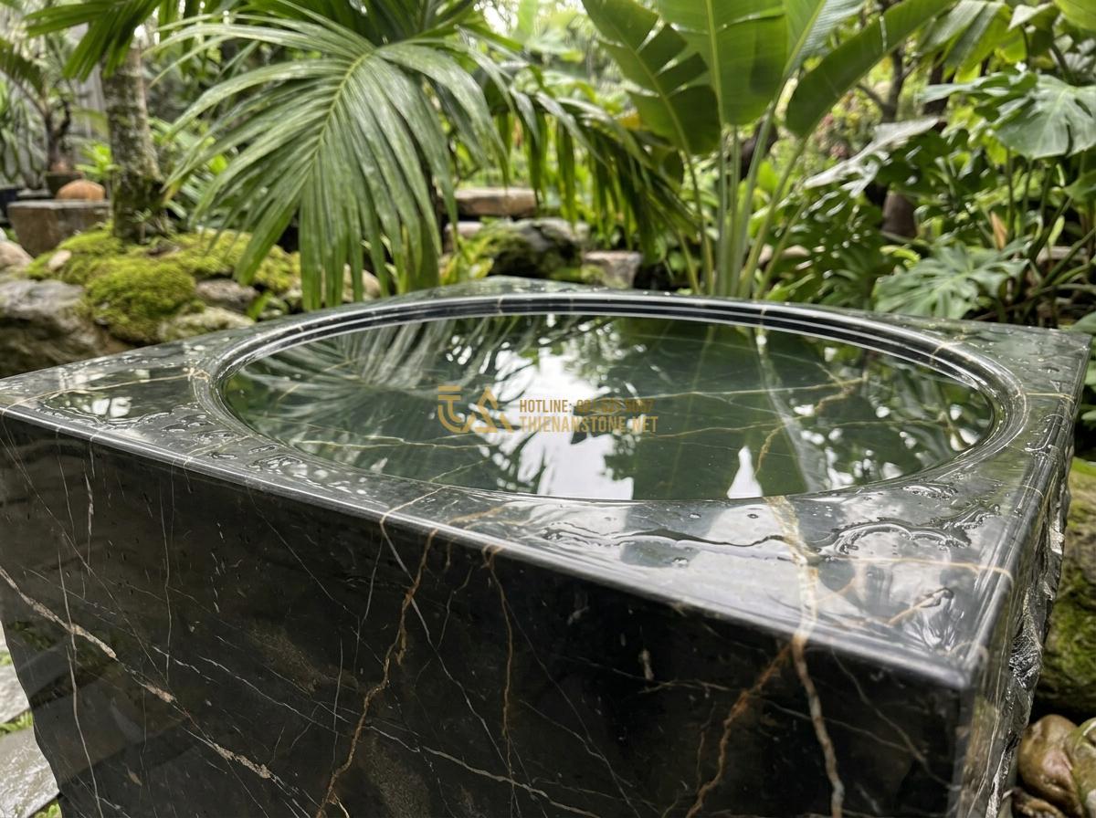 Nên Chọn Ang Nước Đá Granite Hay Marble Cho Tiểu Cảnh? So Sánh Chi Tiết - Hình 3 Nên Chọn Ang Nước Đá Granite Hay Marble Cho Tiểu Cảnh? So Sánh Chi Tiết - Close-up detailed image of a heavy-duty granite water basin showing its coarse g