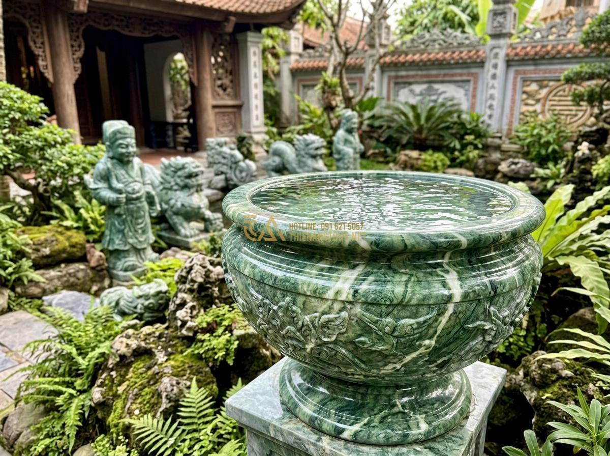 Nên Chọn Ang Nước Đá Granite Hay Marble Cho Tiểu Cảnh? So Sánh Chi Tiết - Hình 5 Nên Chọn Ang Nước Đá Granite Hay Marble Cho Tiểu Cảnh? So Sánh Chi Tiết - Elegant close-up of a luxurious white marble water urn with subtle veining patte
