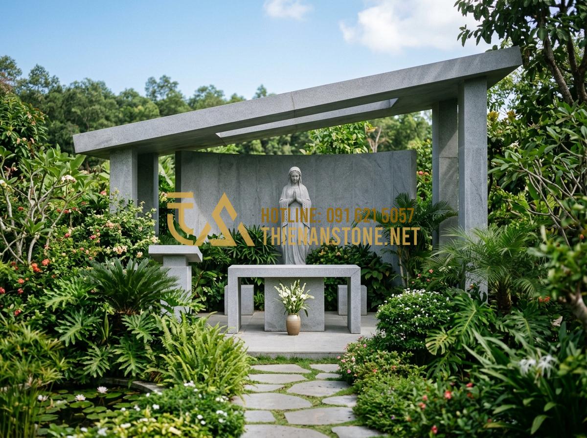 Nên Chọn Bàn Thờ Đá Công Giáo Đá Trắng Hay Đá Cẩm Thạch Là Tốt Nhất? - Tạo ảnh tiếng Anh: [A modern outdoor Catholic shrine featuring a black granite a
