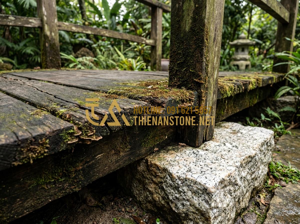 Nên chọn cầu đá tự nhiên hay cầu gỗ cho sân vườn? So sánh ưu nhược điểm chi tiết - Tạo ảnh tiếng Anh: Close-up of a weathered wooden bridge in a garden, showing si