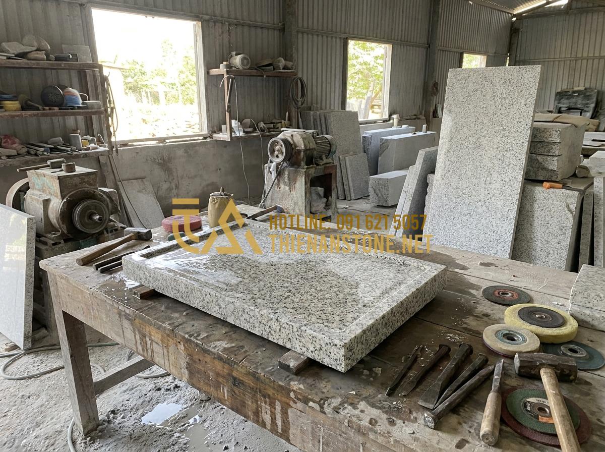 Nên Chọn Khay Trà Đá Hay Khay Trà Gỗ? Phân Tích Từ Chuyên Gia - Hình 19 Nên Chọn Khay Trà Đá Hay Khay Trà Gỗ? Phân Tích Từ Chuyên Gia - Professional stone expert team at work crafting a custom natural stone tea tray