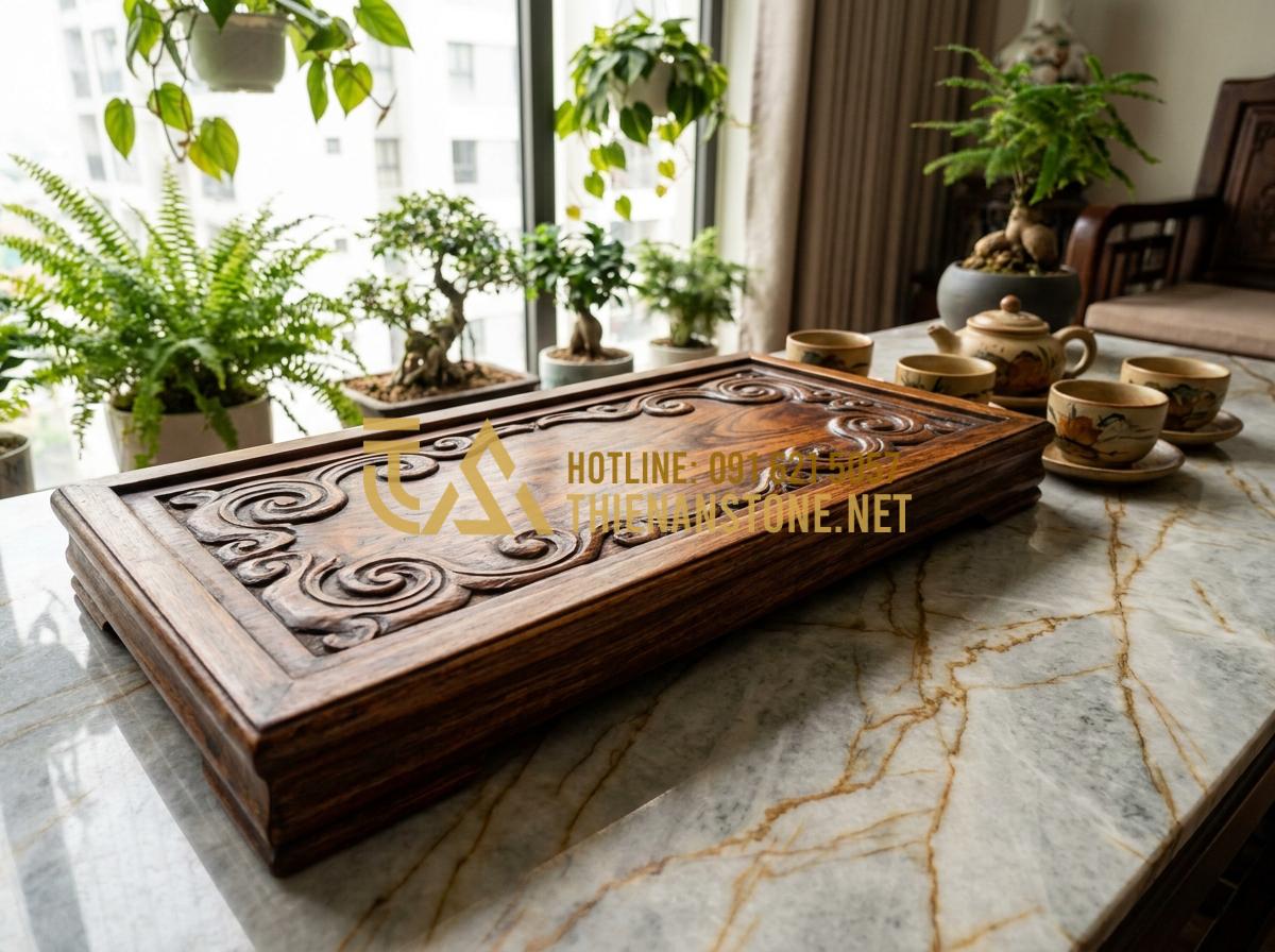 Nên Chọn Khay Trà Đá Hay Khay Trà Gỗ? Phân Tích Từ Chuyên Gia - Hình 2 Nên Chọn Khay Trà Đá Hay Khay Trà Gỗ? Phân Tích Từ Chuyên Gia - Close-up view of a wooden tea tray with intricate carvings, displaying warm grai