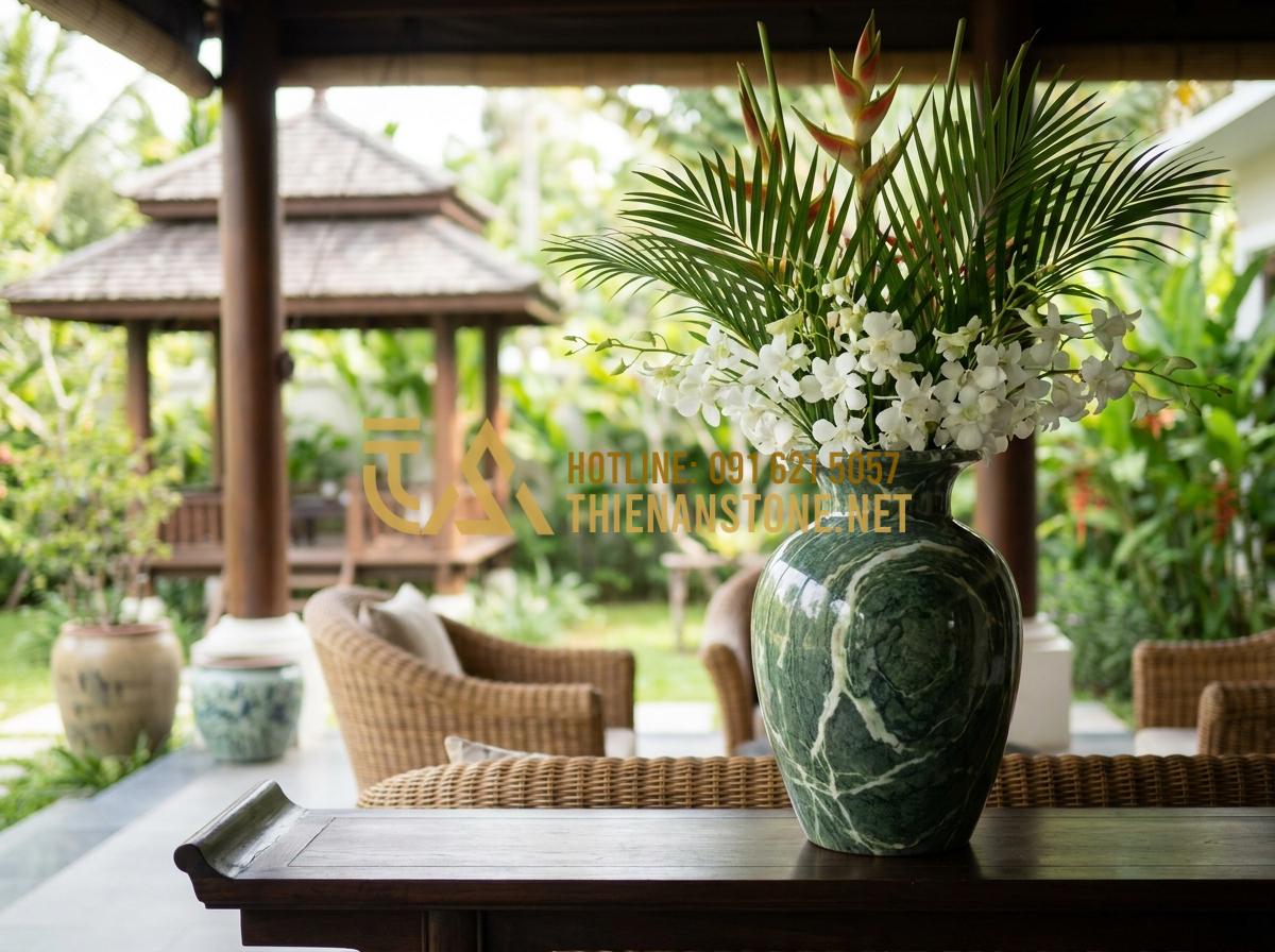 Nên Chọn Lọ Hoa Bằng Đá Hay Lọ Hoa Gốm Sứ? So Sánh Độ Bền Và Tính Thẩm Mỹ - Hình 16 Nên Chọn Lọ Hoa Bằng Đá Hay Lọ Hoa Gốm Sứ? So Sánh Độ Bền Và Tính Thẩm Mỹ - Stone vase pros demonstrated in real-world luxury villa application with fresh f