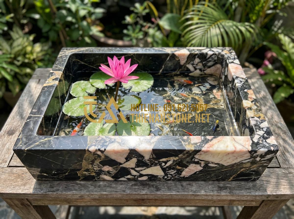 Nghệ thuật trang trí lu nước: Từ vẻ đẹp 'lu đựng nước xưa' đến phong cách hiện đại - Hình 6 Nghệ thuật trang trí lu nước: Từ vẻ đẹp 'lu đựng nước xưa' đến phong cách hiện đại - Tạo ảnh tiếng Anh: A detailed top-down view of a large, rustic stone jar used as