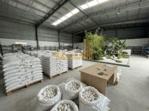 Nơi Mua Sỏi Trang Trí Uy Tín Giá Rẻ Tại Đà Nẵng Và Toàn Quốc - Tạo ảnh tiếng Anh: A professional landscape design photography showing a minimal